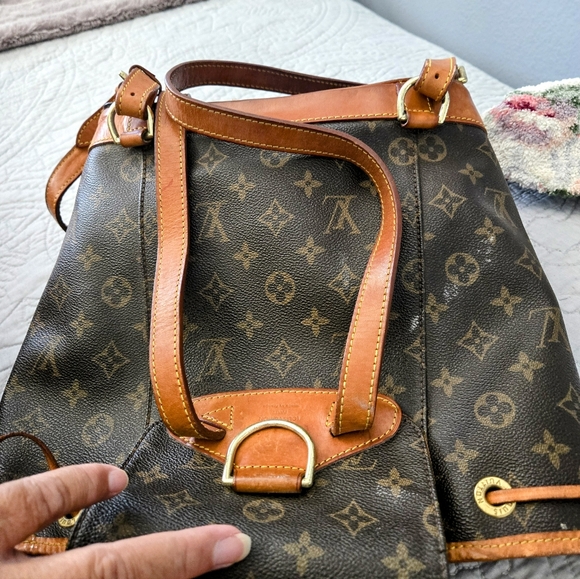 Beautiful LV Backpack - Picture 4 of 12